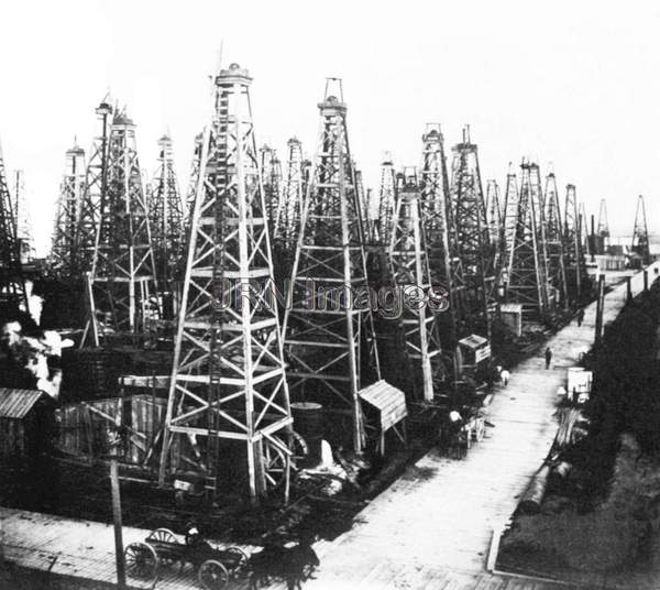 1903 oil rigs in Beaumont, Texas