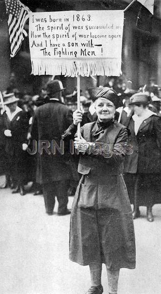 American mother holds sign 1918