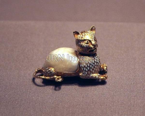 Ornament of a Cat Holding a Mouse