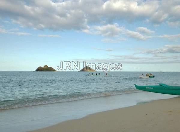 Mokulua Islands, Lanikai Beach with canoers