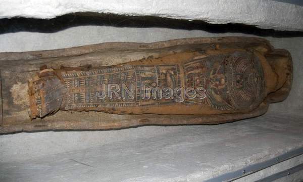 Coffin and mummy of mut-hotepet