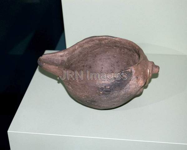 Ceramic ladle in a shell shape