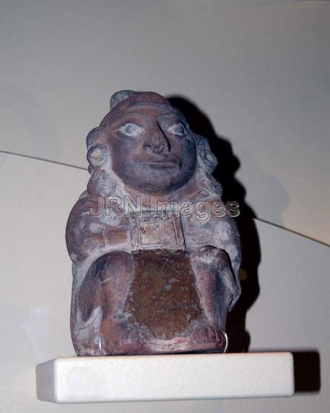 Ceramic vessel of high-statue Moche man