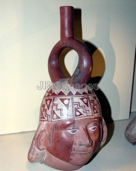 Ceramic vessel of high-statue Moche